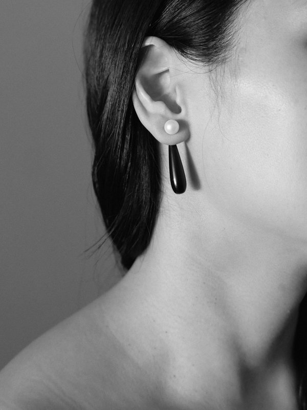 【関税込み】Sophie Buhai ホワイト Small Angelyne ピアス Small Angelyne Earrings In Onyx | Sophie Buhai