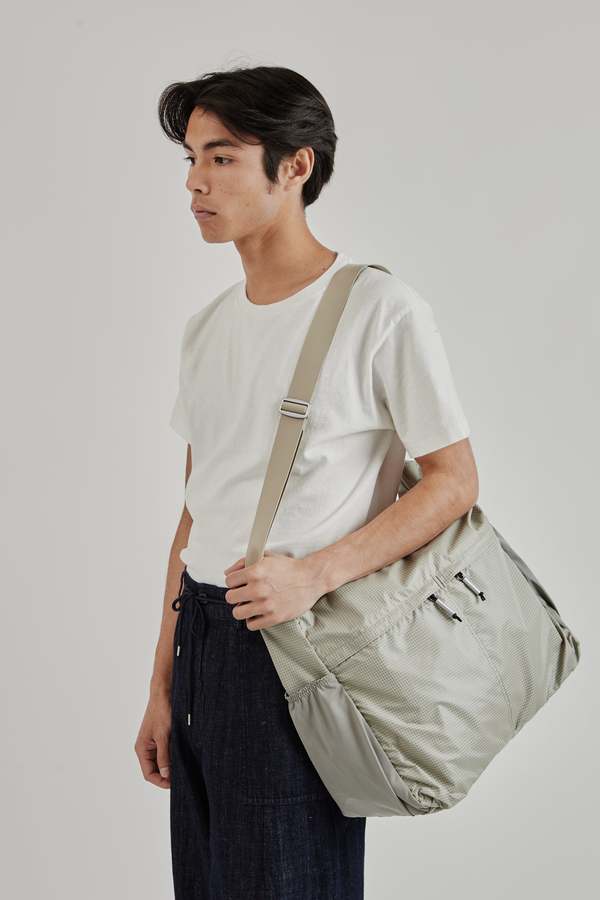 あ　adsum zip tote red Zip Tote in Red and Navy Grid. Constructed from a ripstop