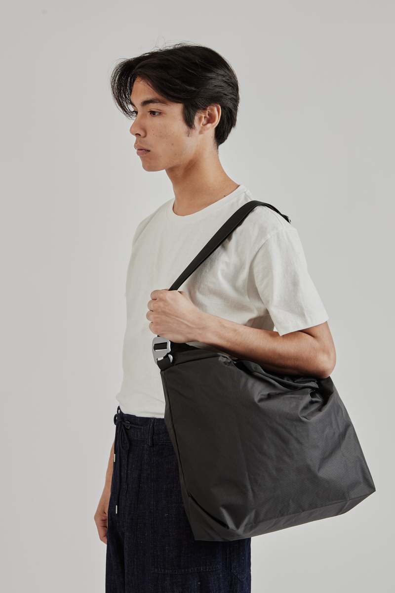 あ　adsum zip tote red Zip Tote in Red and Navy Grid. Constructed from a ripstop