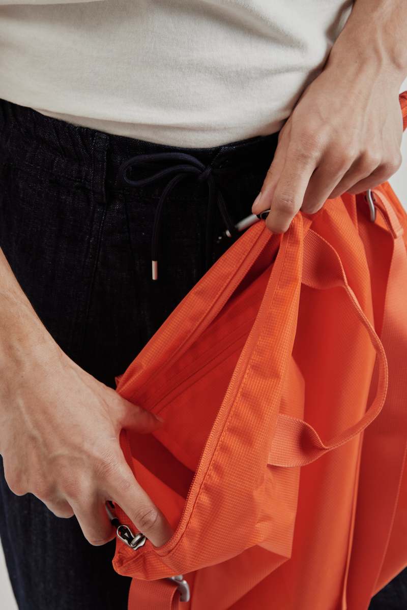 あ　adsum zip tote red Zip Tote in Red and Navy Grid. Constructed from a ripstop