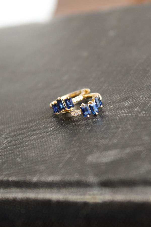 XIV Karats 14k Yellow Gold 11mm Hoop Earrings with Diamonds and Baguette Sapphires