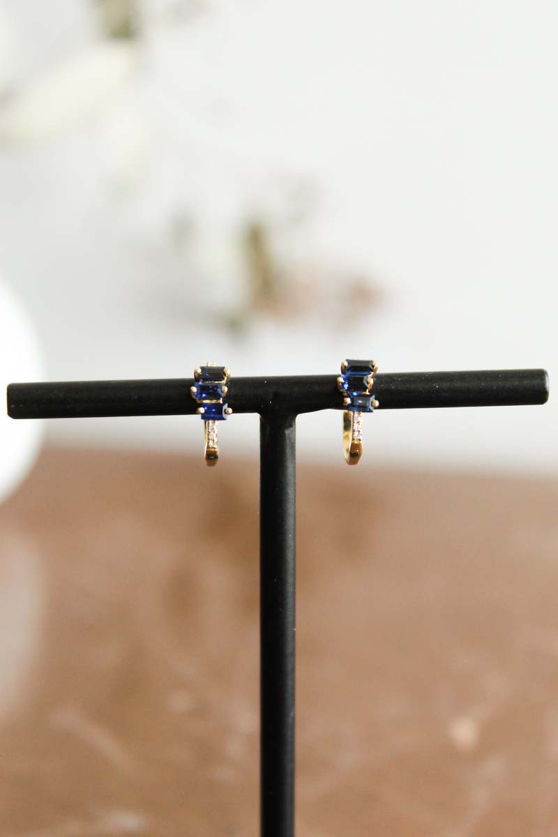 XIV Karats 14k Yellow Gold 11mm Hoop Earrings with Diamonds and Baguette Sapphires