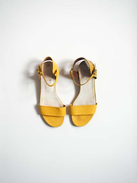 サンダル・ミュール MAISON MARGIELA Women Sandals S66WP0082 P3923 T3019 Yellow Maison Margiela MM6 Faux Fur Slide | Garmentory