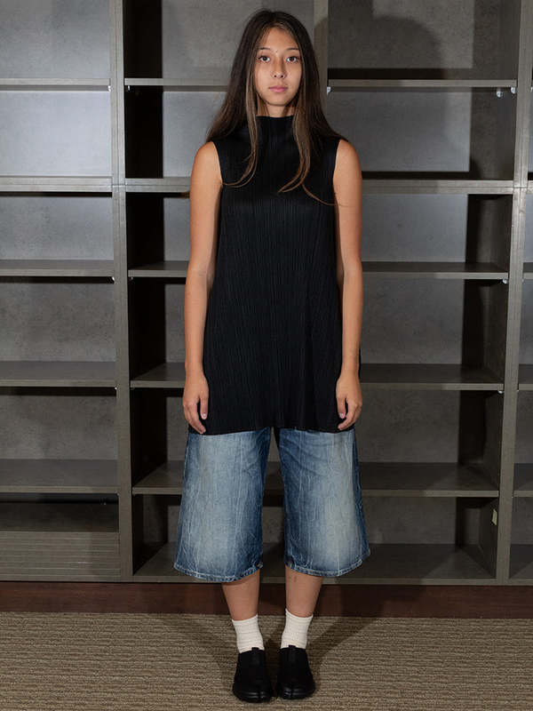ISSEY MIYAKE 黒 タンクトップ Pleats Please Issey Miyake Women's' Pleated Tank Top in Black | LN-CC®