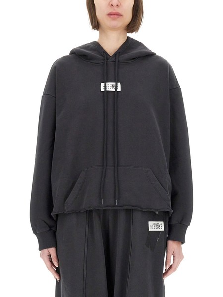パーカー・フーディ Maison Margiela Cropped Cotton Sweatshirt With Handwritten Maison Margiela Cropped Cotton Sweatshirt With Handwritten