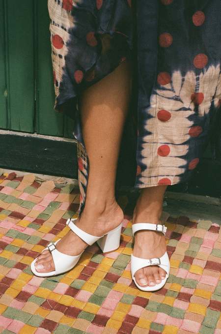 【関税込み】Maryam Nassir Zadeh ホワイト Una ヒールサンダル Maryam Nassir Zadeh Una Sandals - White / Black | Garmentory