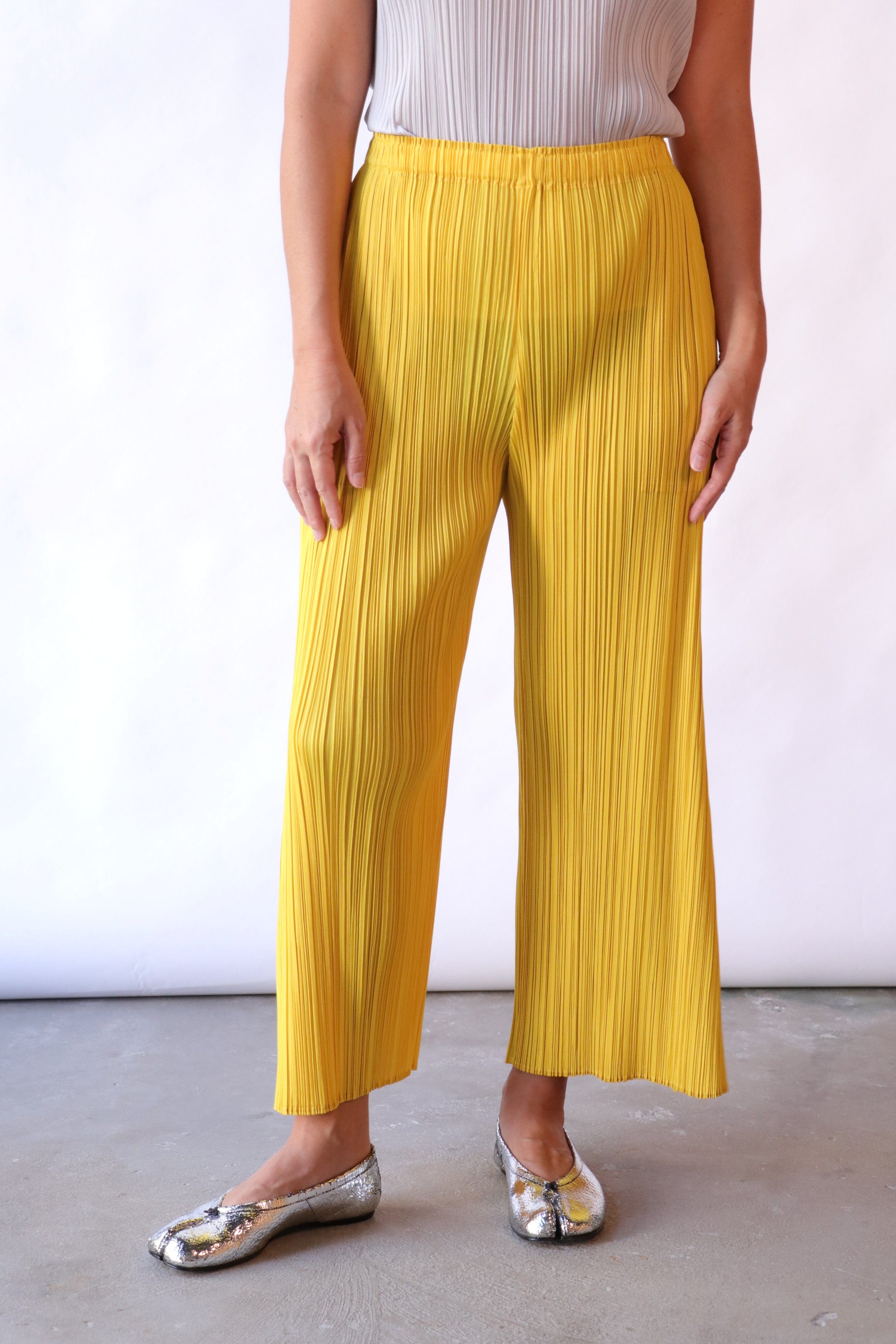 美品 me ISSEY MIYAKE プリーツパンツ マスタードイエロー Pleats Please by Issey Miyake Monthly Colors: July Pants | Garmentory