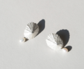 Saskia Diez Limpet Pearl Ear Studs - Thumbnail 2