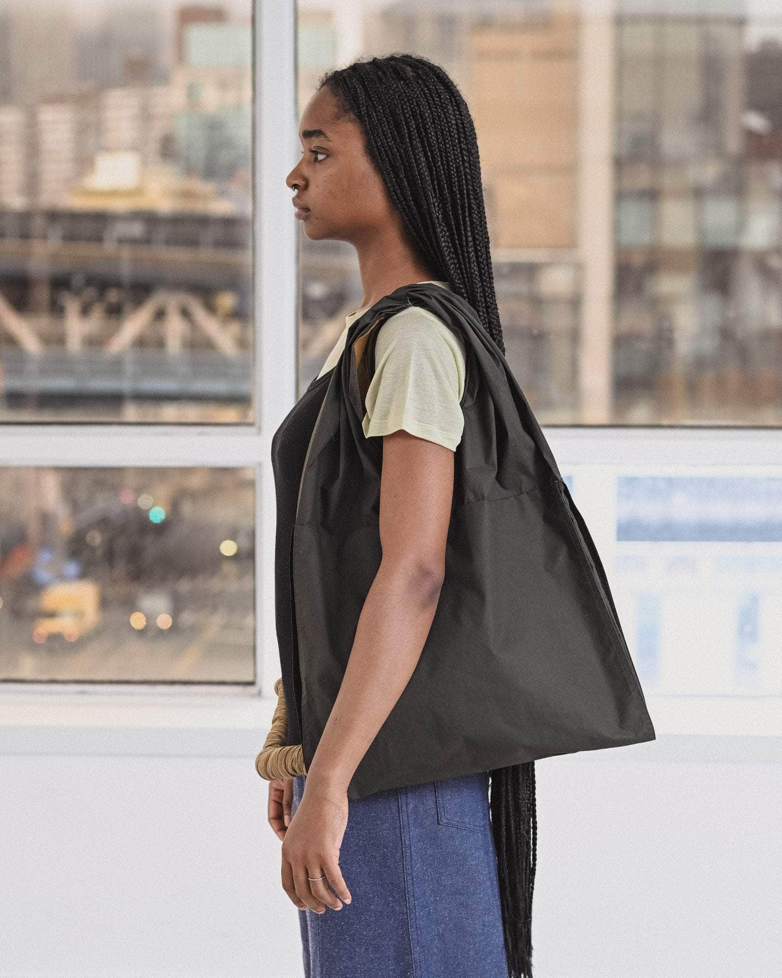 Baserange Haleバック ブラック Baserange Small Hale Bag - Green Brown | Garmentory