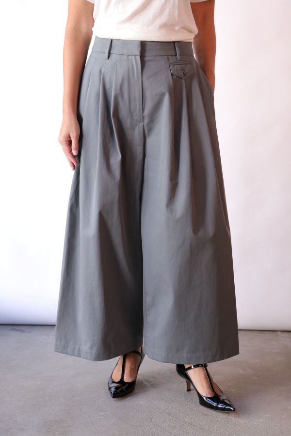 Tibi Bio Twill Triple Pleat Cropped Pant - Grey