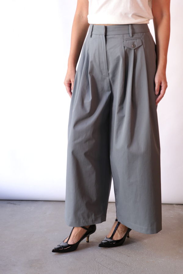 Tibi Bio Twill Triple Pleat Cropped Pant - Grey