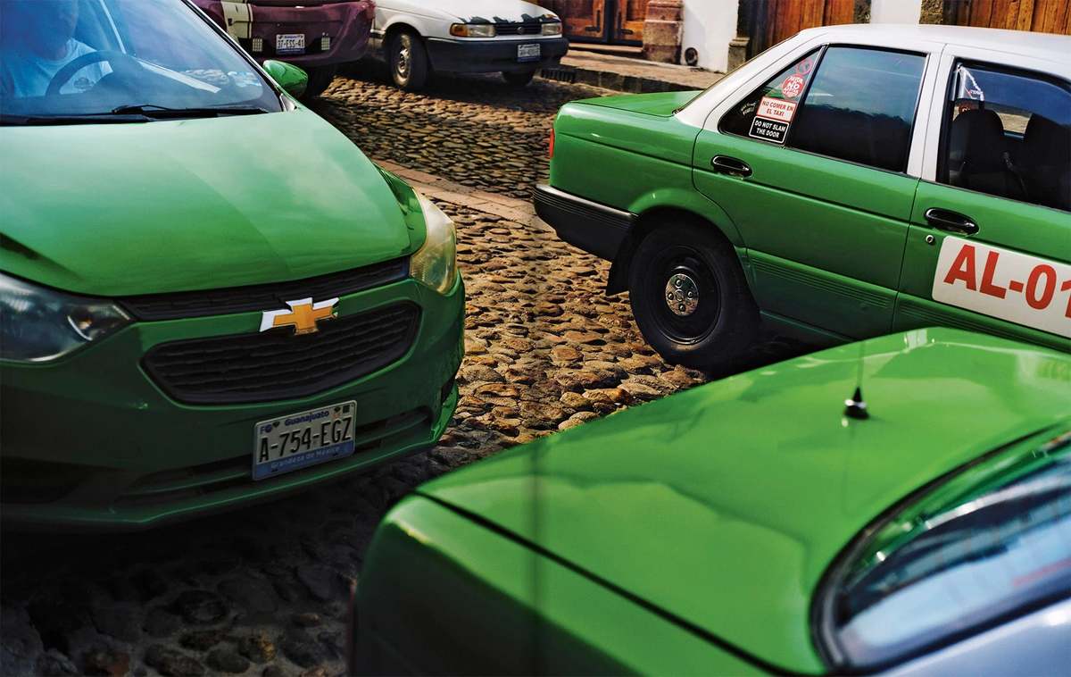 Apartamento El Bajio by Enrique Olvera Book - Image 5 of 9