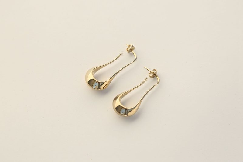 【送料&関税込】Lemaire Gold Short Drop Earrings Short Drop Earring — Light Gold – La Garçonne
