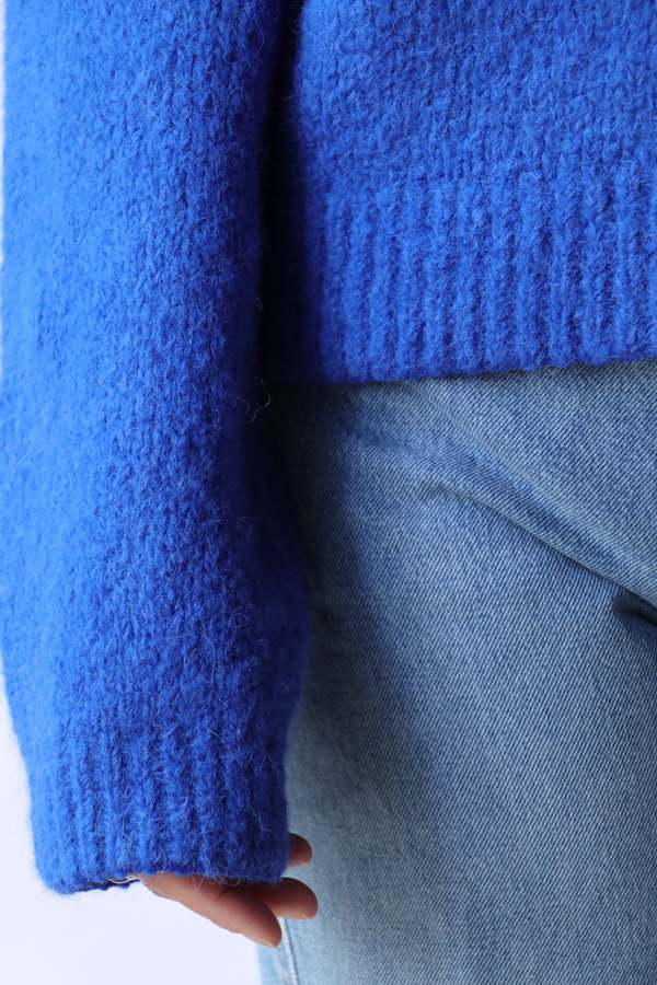 Closed Crew Neck Long Sleeve Top