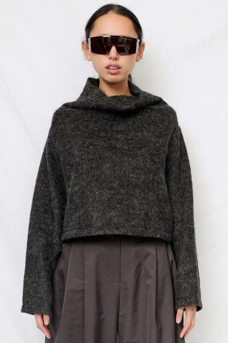 amomento Racoon Hoodie Knit brown｜Racoon V-Neck Knit – La Garçonne