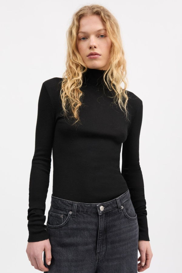 skall studio Amy T-Neck Top