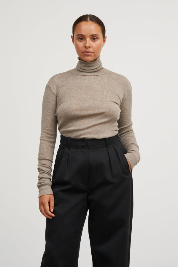 skall studio Amy T-Neck Top