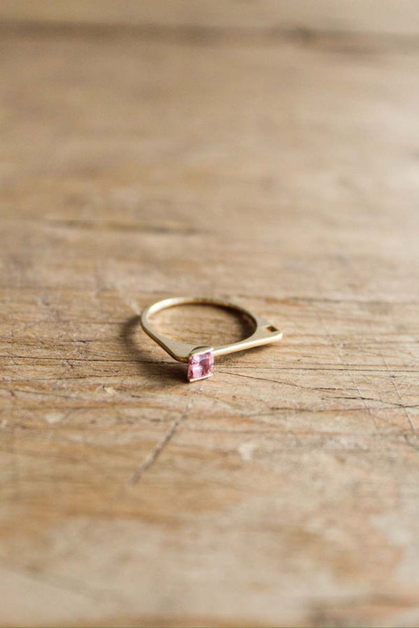 NOUSH Linqd Band Ring with Square Sapphire - 14K Yellow Gold/Pink