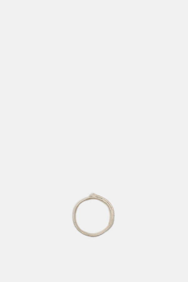 Detaj Wide Burned Wrapped Bandage Ring - white