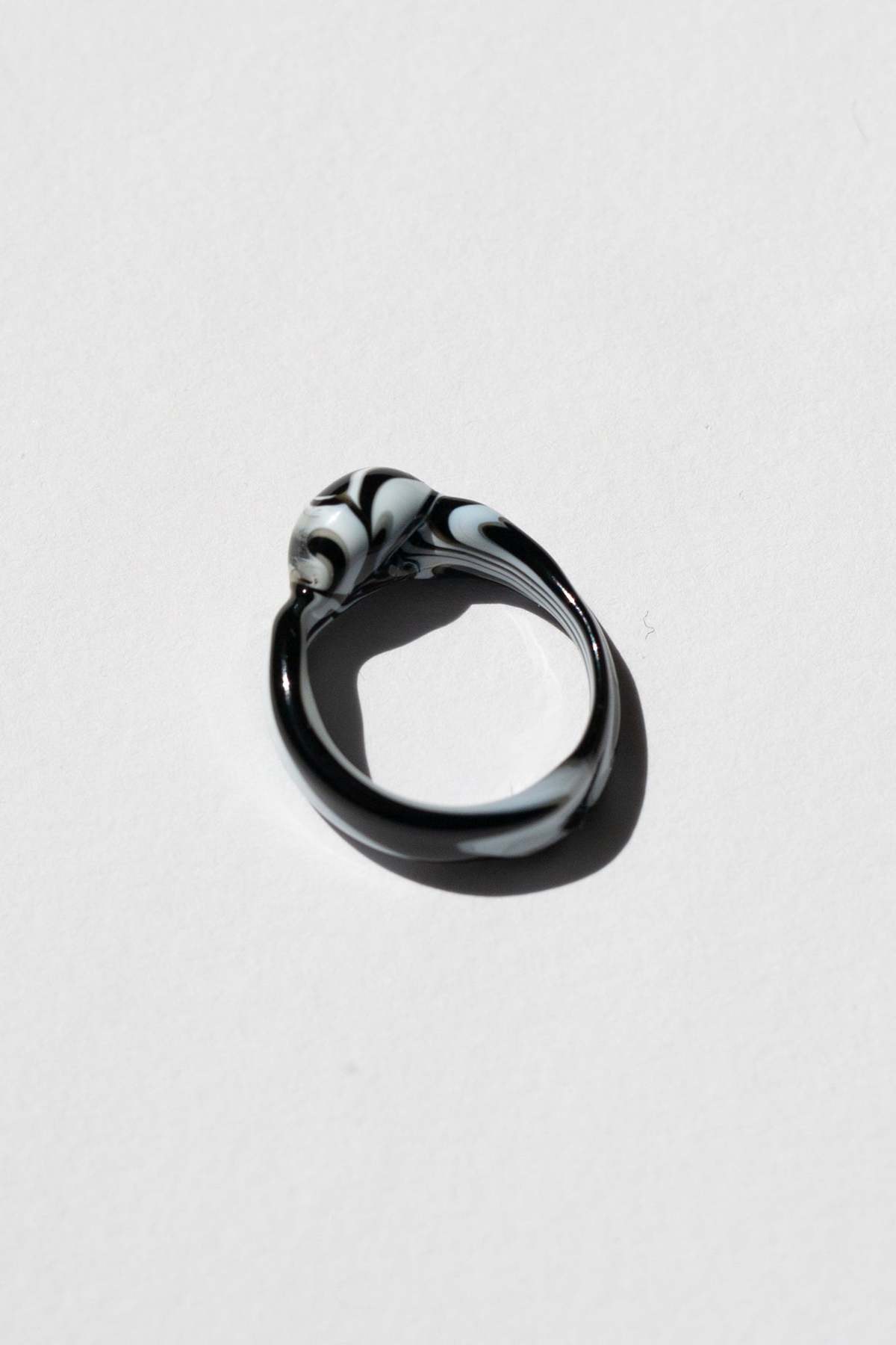 WOLF & GYPSY VINTAGE Squiggle Topper Murano Glass Ring - Image 6 of 7