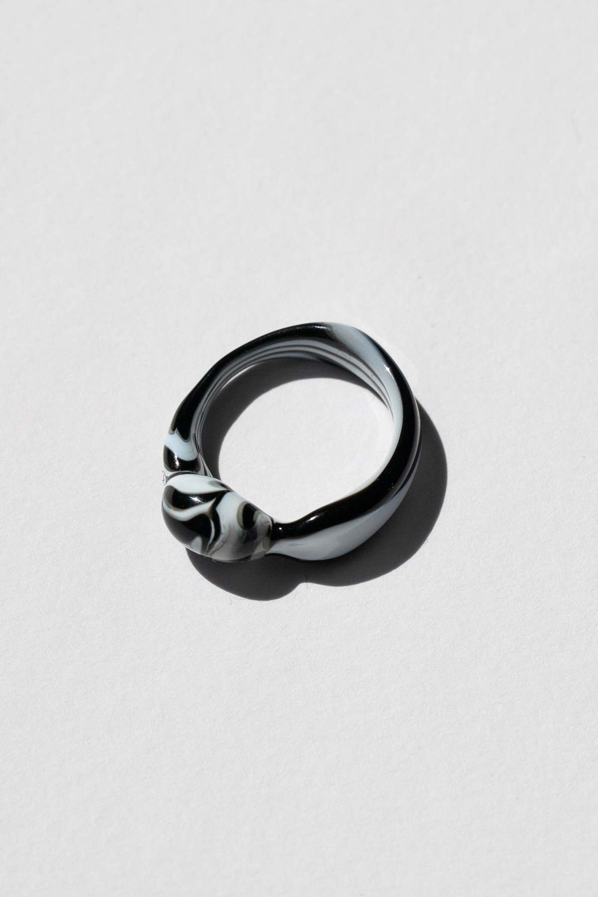 WOLF & GYPSY VINTAGE Squiggle Topper Murano Glass Ring - Image 7 of 7