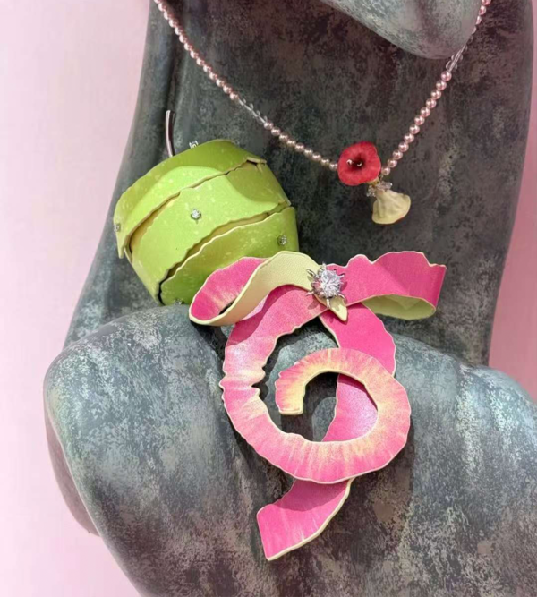 YVMIN Apple Peel Charm