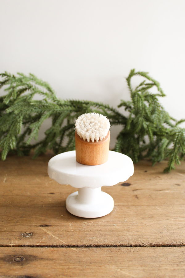 Earth & Nest Face Brush Standing Brush