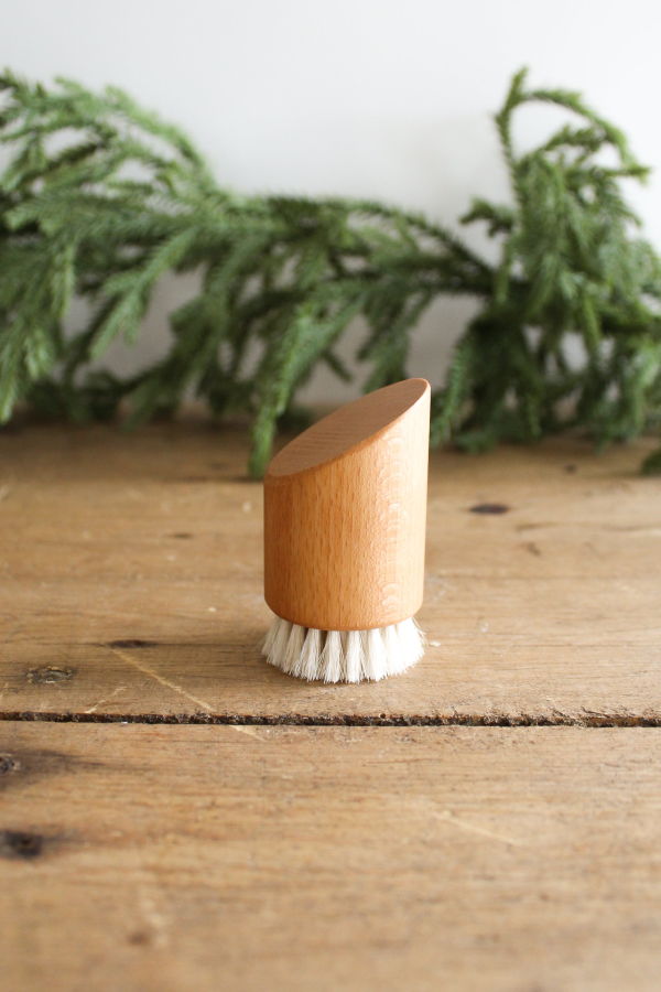 Earth & Nest Face Brush Standing Brush