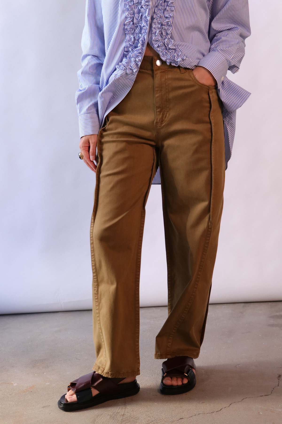 Tibi Garment Dyed Stretch Twill Tuck Pant - Dark Tan - Image 4 of 6