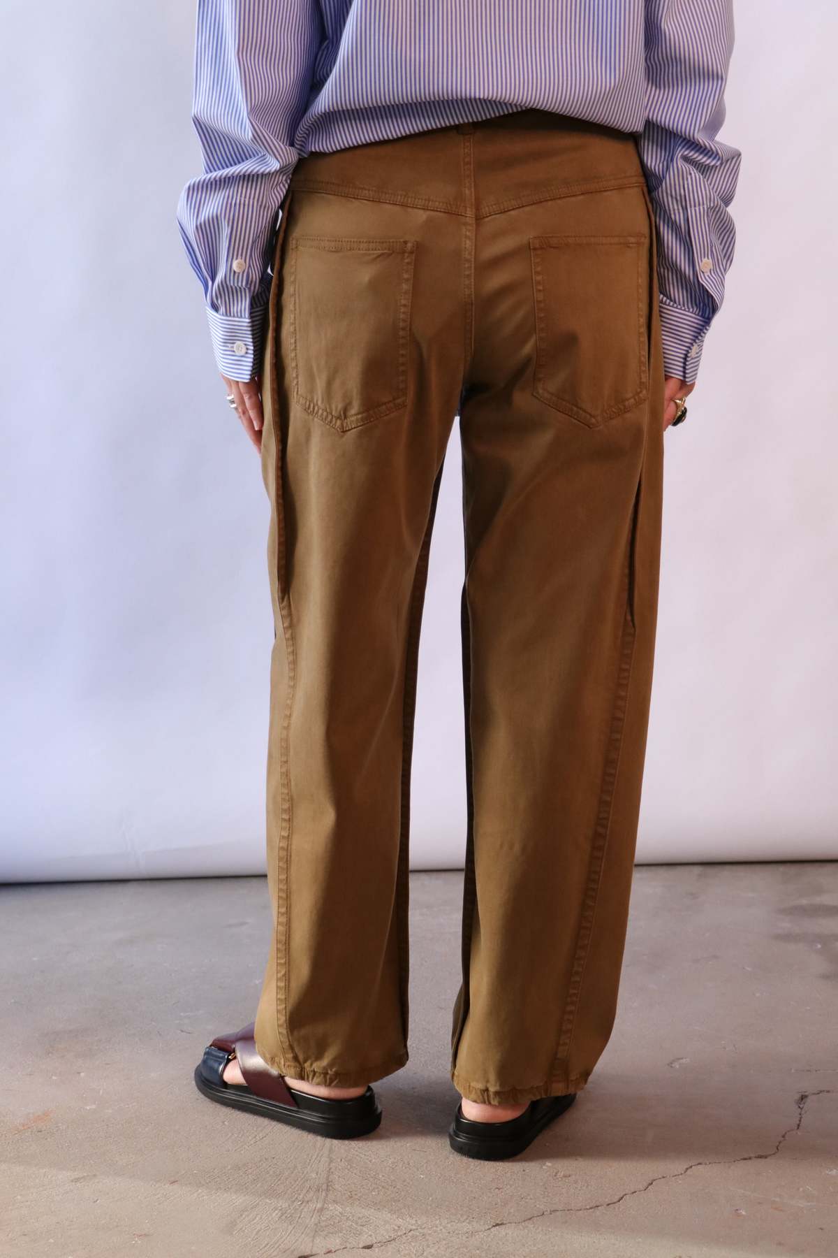 Tibi Garment Dyed Stretch Twill Tuck Pant - Dark Tan - Image 5 of 6