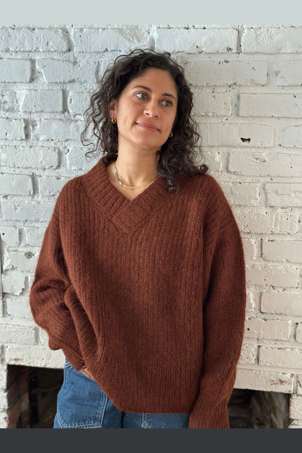 DAĒZA Suri V-Neck Sweater - Russet