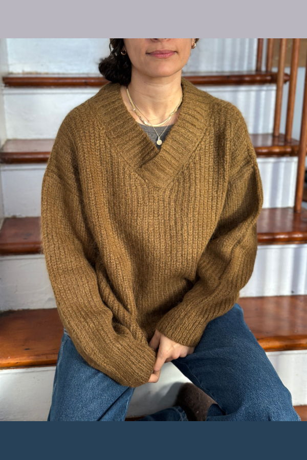 DAĒZA Suri V-Neck Sweater