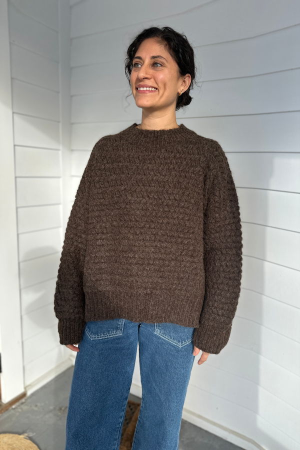 DAĒZA Zigzag Crewneck Sweater - Chocolate