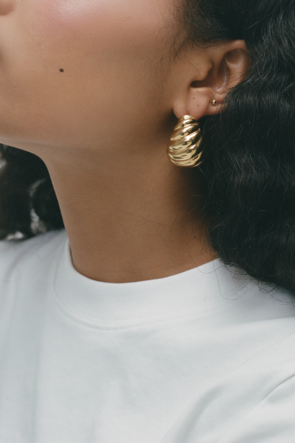 Heaven Mayhem Shell Gold Earrings Heaven Mayhem Shell Gold Earrings