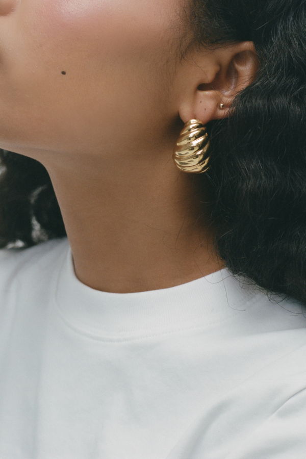 Heaven Mayhem Shell Gold Earrings
