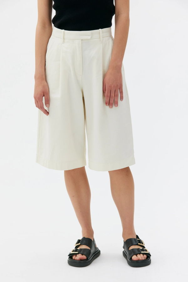 maska.se Aura Pleated Shorts - Cream White