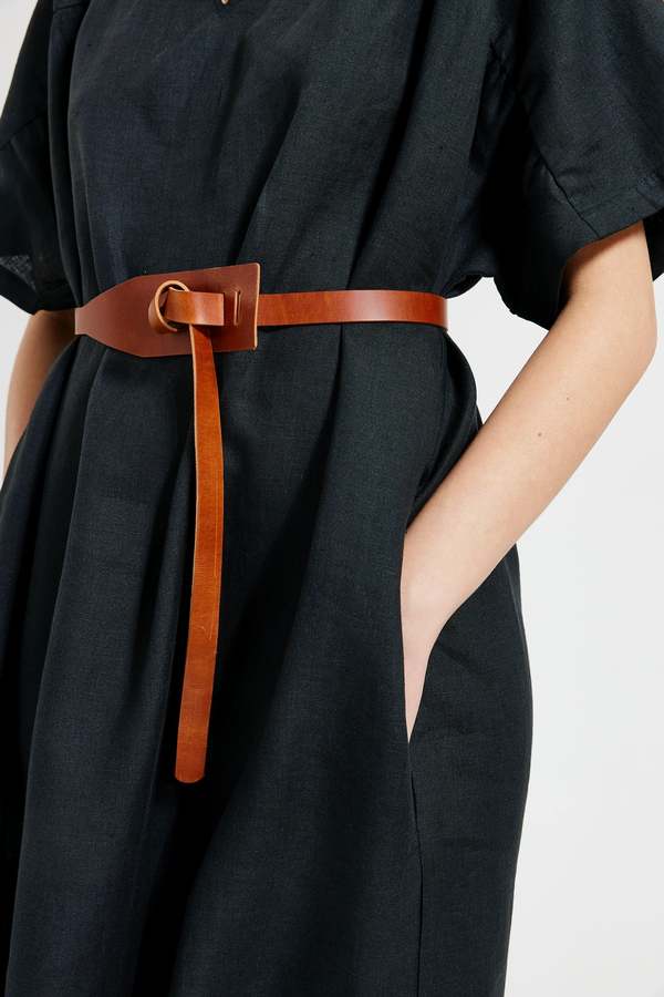 maska.se Drew No Buckle Belt - Cognac