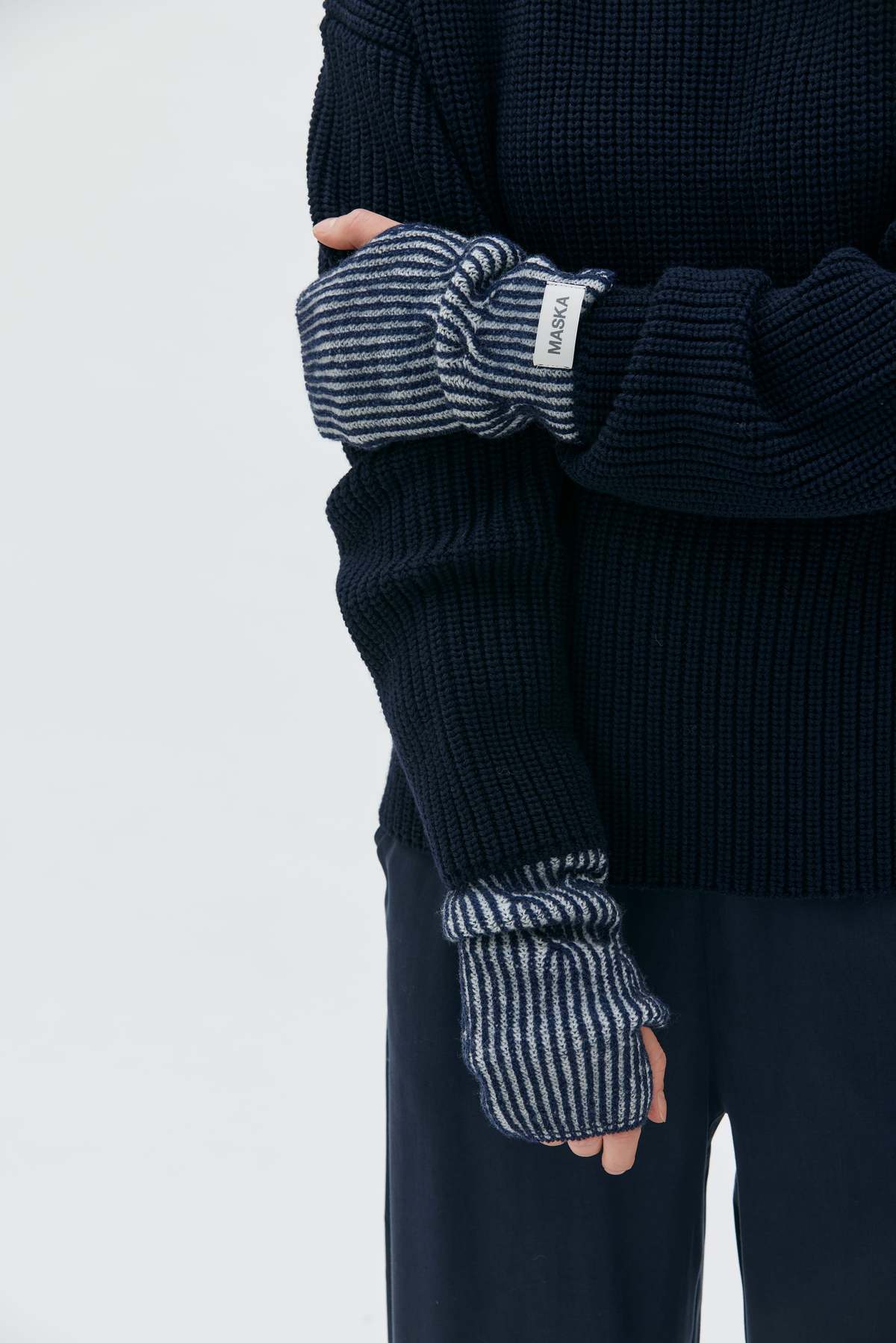 maska.se Harpe Lambswool Cable Wrist Warmers - Image 2 of 3