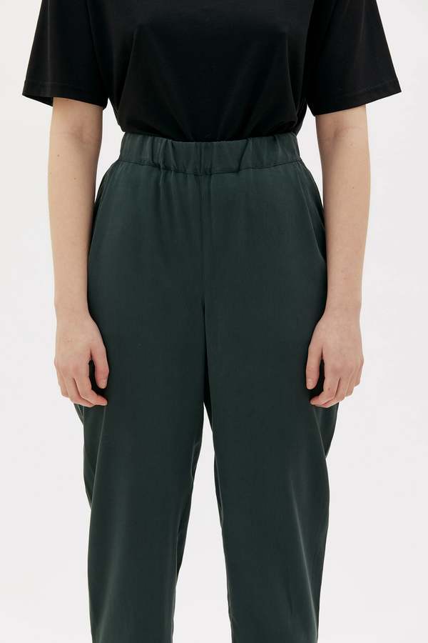 maska.se Jira Elastic Waist Tencel Pants - Dark Bottle Green