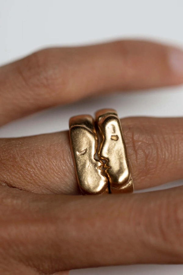 Oxbow Kiss Ring - Gold