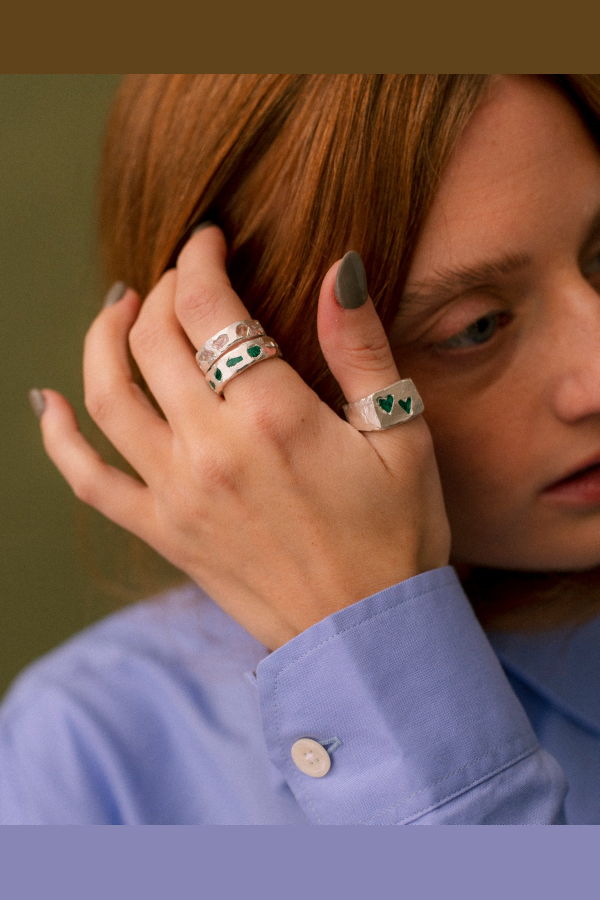 The Ouze Raw Emerald Scatter Band Ring - Emerald