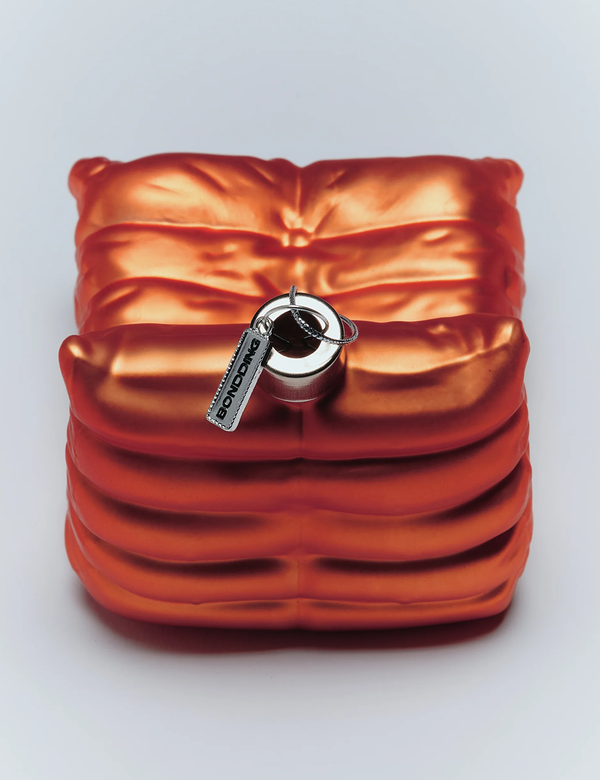 BONDDING Surrender Chair Ornament