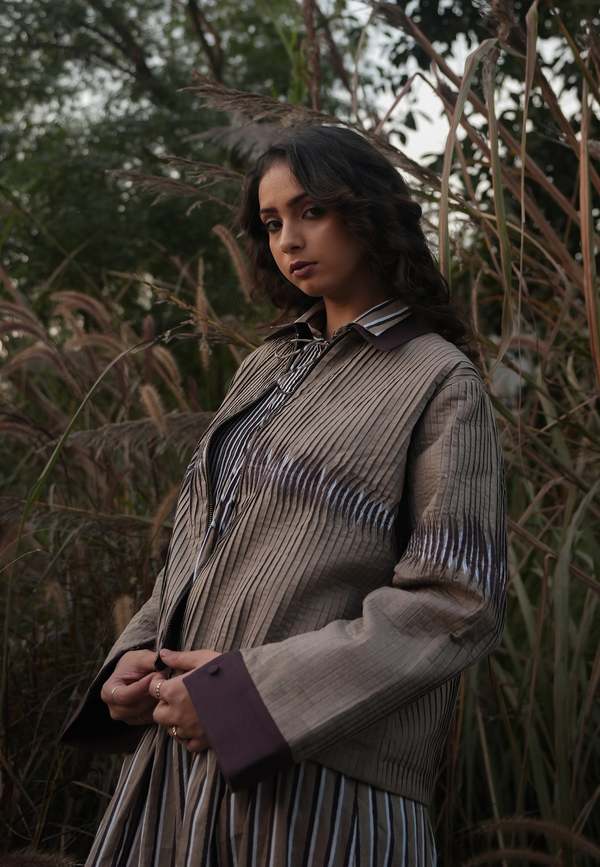 IKKIVI Dune Pleated Jacket - Brown