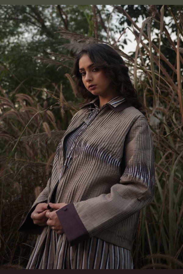 IKKIVI Dune Pleated Jacket - Brown