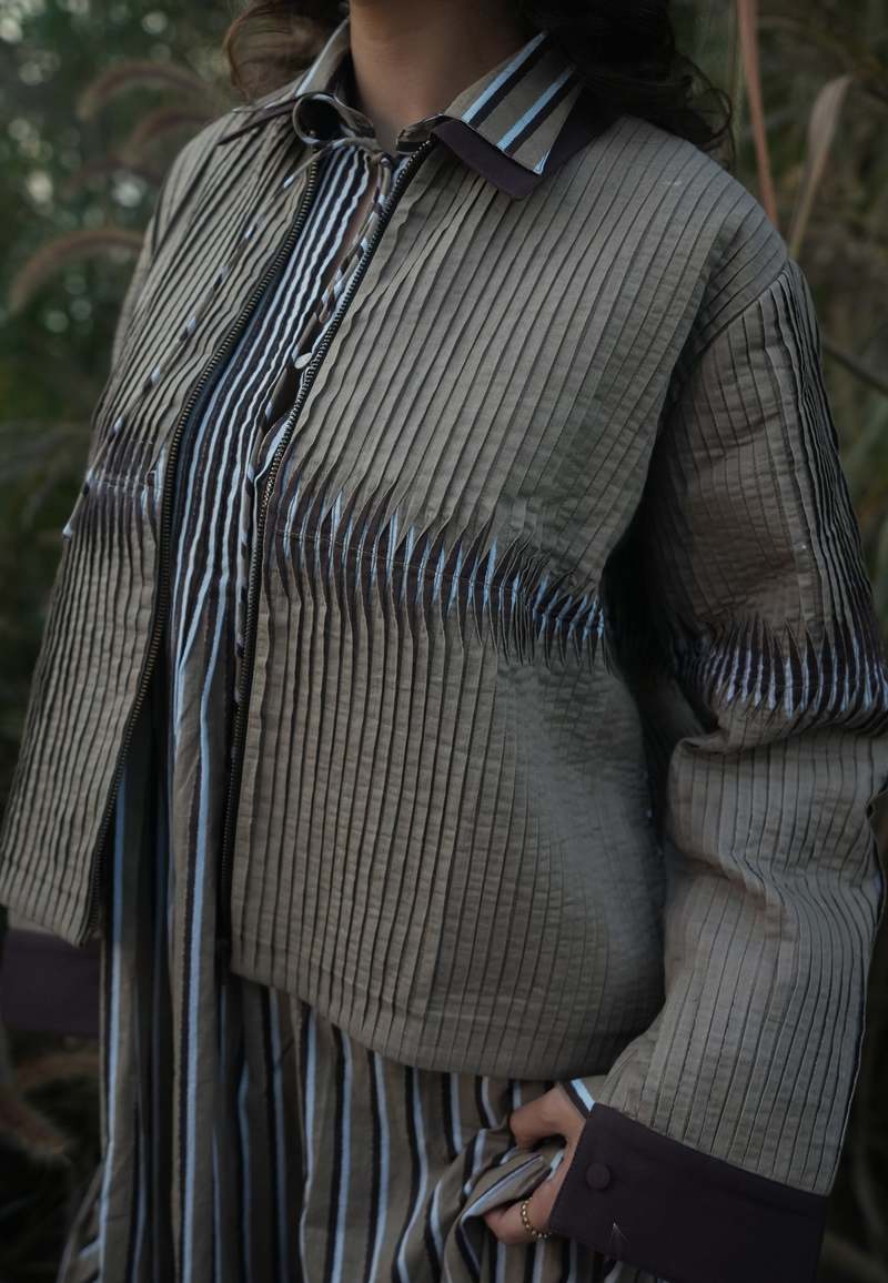 IKKIVI Dune Pleated Jacket - Brown