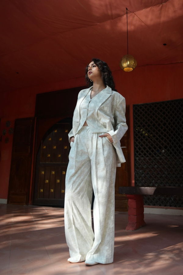 IKKIVI Noer Double-Buttoned Blazer - Ivory