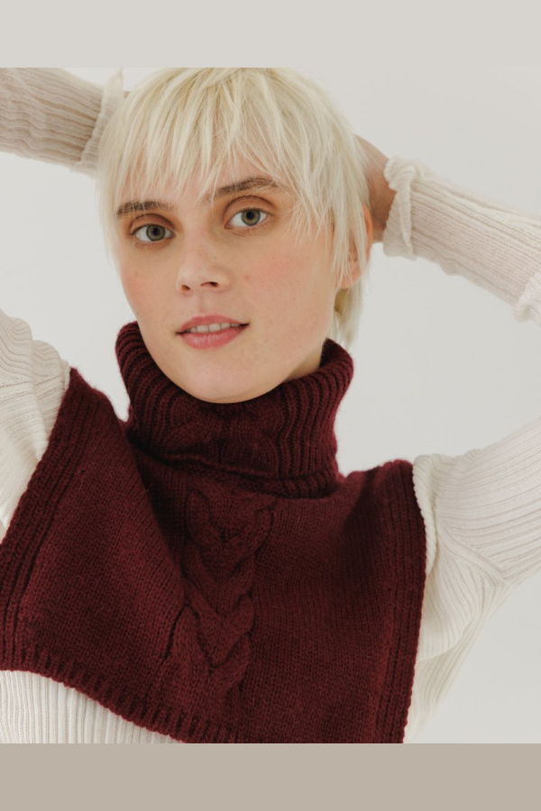 The Knotty Ones Pynė Neckwarmer - Hellebore