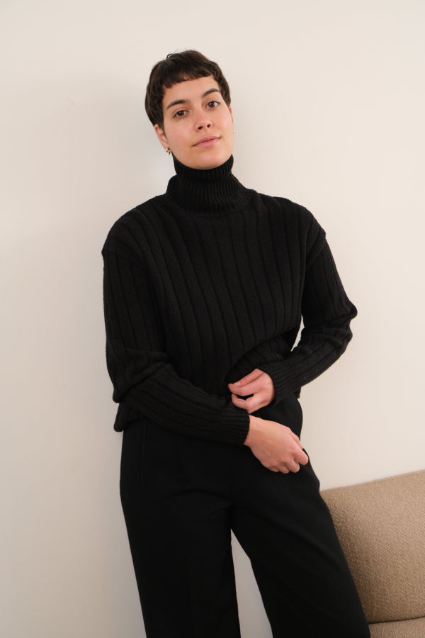 Hermine Vintage 90s Italian Onyx Hugo Boss Wool Blend Ribbed Turtleneck Sweater - Black