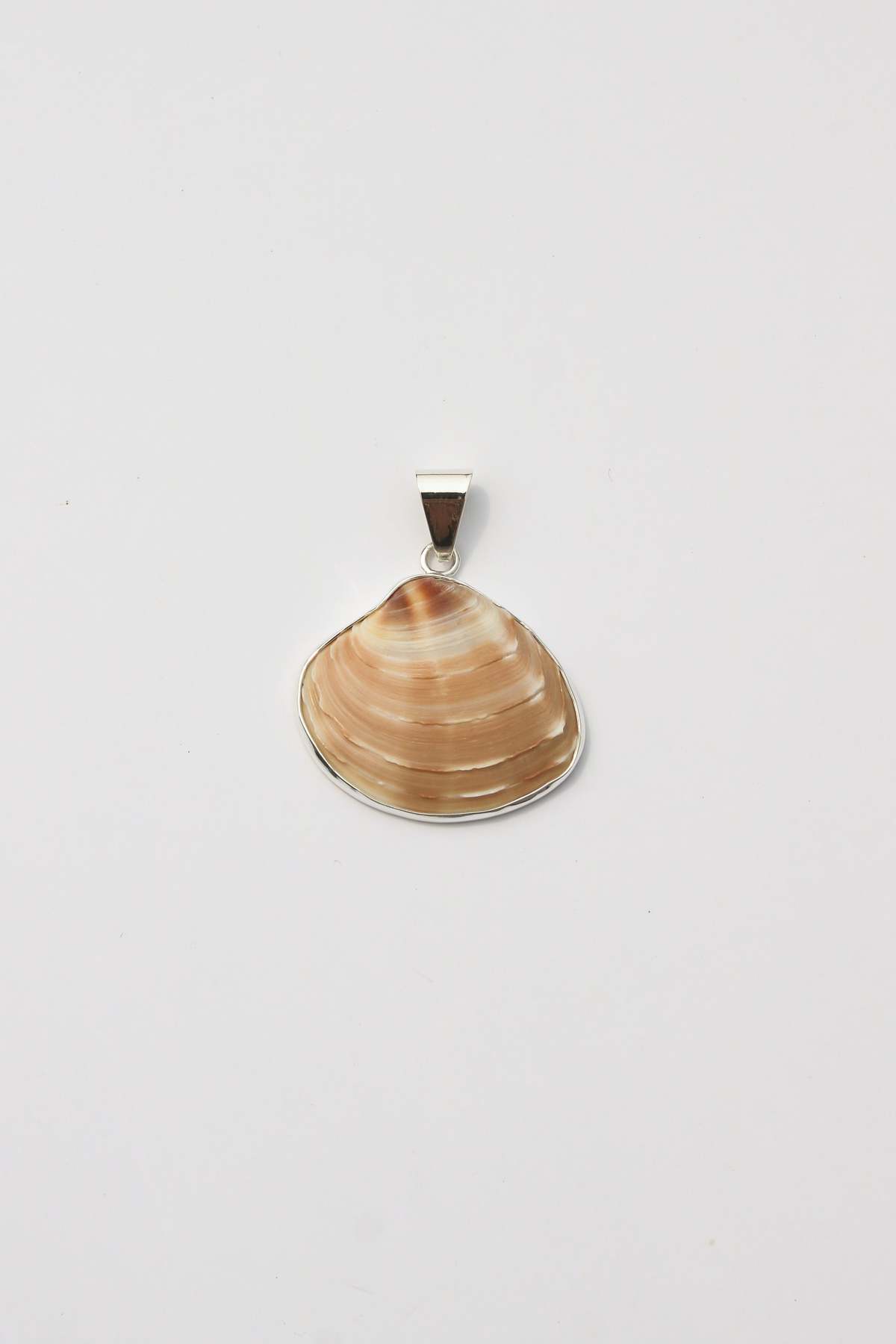 Odissea NY Medium Shell Pendants - Image 3 of 25