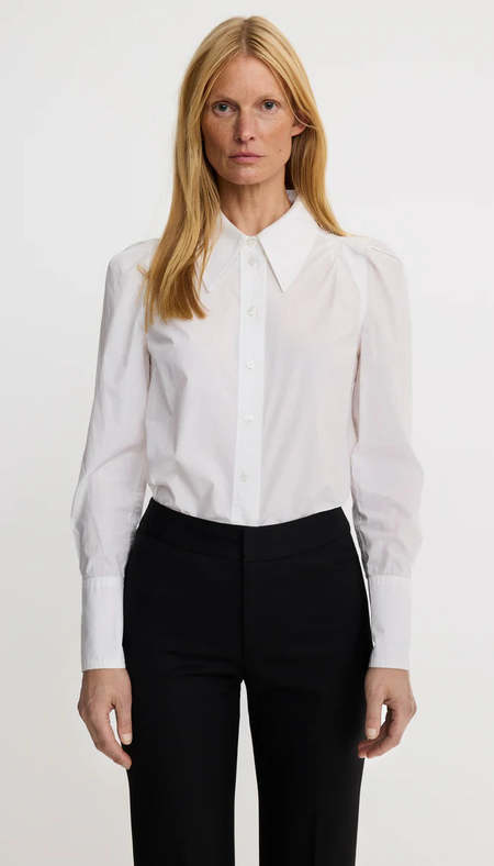 dress shirt box pleat Whats in the back says a lot about your fit., Box Pleat relaxed, roomy, made for the effortless gentleman., Knife Pleat sharp, structured, for the man who means business., Every pleat has a